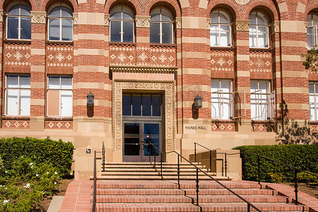 加州大学洛杉矶分校 (UCLA) 校园内的海恩斯大厅 (Haines Hall)。