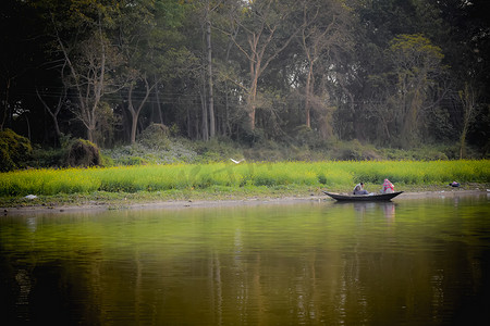 2018年12月15日，印度西孟加拉普鲁利亚穆库特马尼普尔大坝库马里河前：傍晚时分，渔夫坐在木船上。