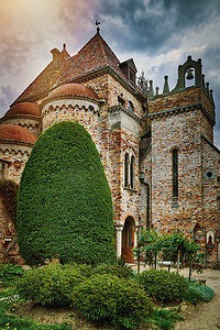 黑瓦红墙摄影照片_塞克希费黑瓦尔的博里城堡