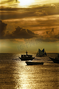 日落时的传统菲律宾小船。