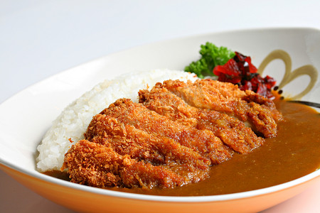 Tonkatsu、日本炸猪排、日本油炸猪肉咖喱饭、日本咖喱、白色背景的 Katsu 咖喱