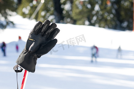 滑雪手套和滑雪杖。