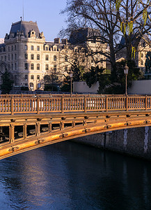 阳光明媚的早晨，跨越塞纳河的 Pont au Double 桥