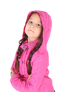 小孩眼睛摄影照片_白色背景中穿着粉色夹克的漂亮小孩