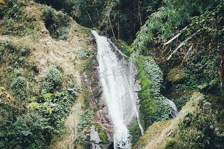 精彩运动摄影照片_蝴蝶瀑布或七姐妹瀑布，山景特写，在前往 Lachung Gangtok Sikkim 的路上，周围环绕着茂密的森林和瀑布。
