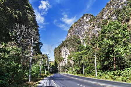 路人甲路人乙摄影照片_沥青岩石路悬崖山甲米，泰国