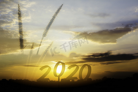 夕阳天空背景下的 2020 年新年快乐数字