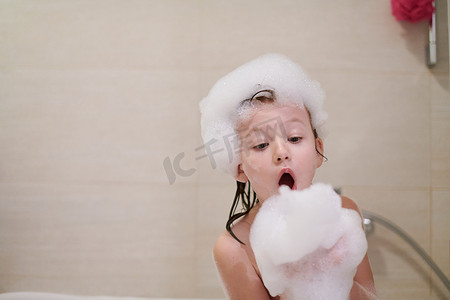 浴缸摄影照片_洗澡的小女孩玩肥皂泡沫