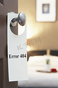 酒店房间门上的“错误404”标志