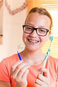 戴牙套刷牙的少女