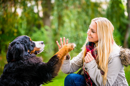 狗用爪子和他的女人握手