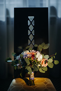 婚礼胸花摄影照片_带玫瑰和胸花的婚礼花束。婚礼上的装饰