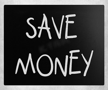 现金优惠券摄影照片_黑板上用白色粉笔手写的“省钱”