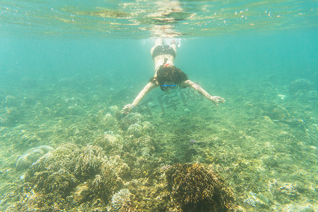 在热带海域浮潜的女人