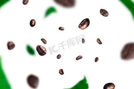 悬浮咖啡摄影照片_咖啡粒和叶子悬浮