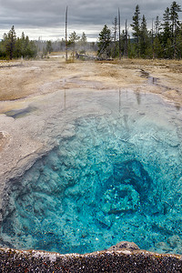 黄石国家公园的火洞泉