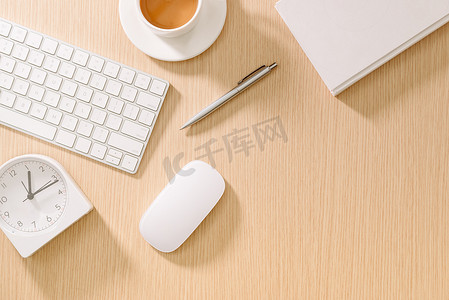 有键盘、老鼠、oclock、书、笔和咖啡的现代白色办公桌。与复制粘贴的顶视图。