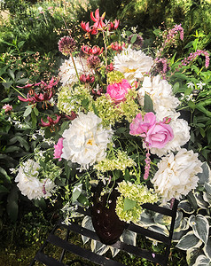 花园里有牡丹、玫瑰、绣球花和百合的花束