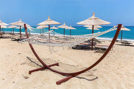 有海滩伞的吊床在海岸