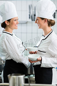 穿着白色制服的商业厨房女厨师