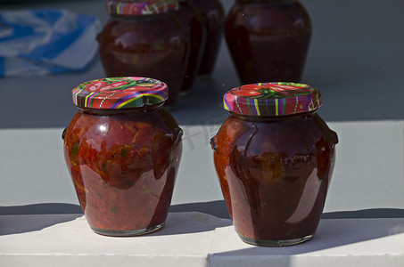 玻璃罐，配有传统自制经典辣莎莎番茄、辣椒、大蒜和胡椒