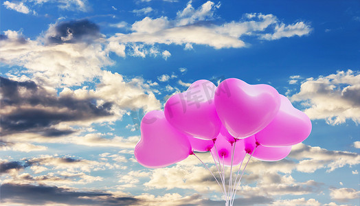 蓬松的多云蓝色上一组可爱的粉红心形气球