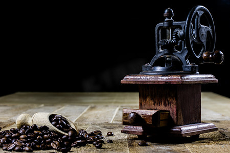 旧式时尚研磨机，用于在旧木t上研磨美味咖啡