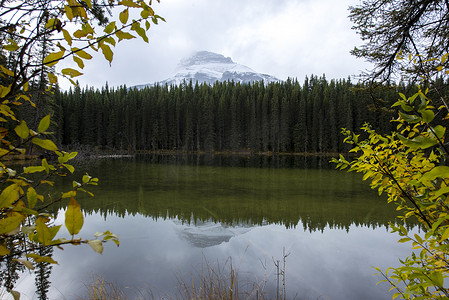 秋季远足时平静湖中的山倒影
