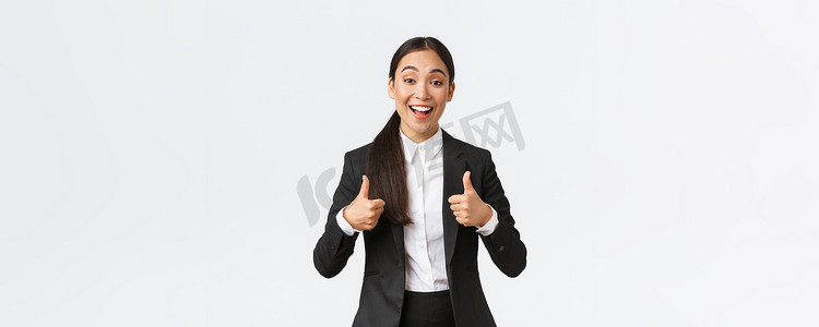 兴奋快乐的女售货员赞扬朋友的工作，竖起大拇指表示认可，惊讶地微笑着，大力祝贺。