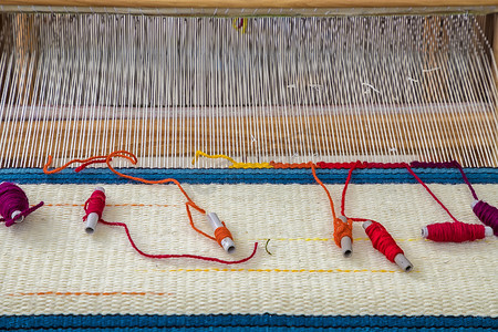 传统的彩色复古织布机。