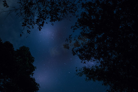 夜晚的星星和天空。