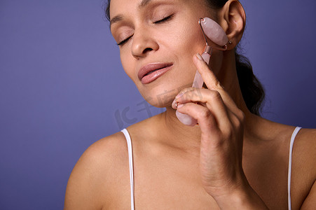 皮肤护理、抗衰老、面部提升淋巴引流按摩和健康水疗理念。