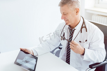医生在他的平板电脑上查看 X 光片