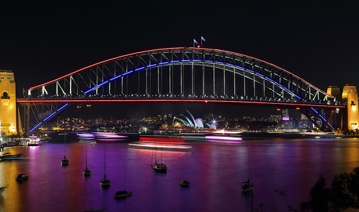 缤纷悉尼灯光音乐节期间的薰衣草湾和悉尼海港大桥