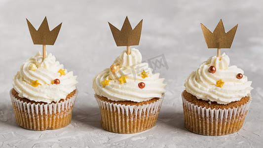 金色图图摄影照片_戴着金色皇冠的美味蛋糕