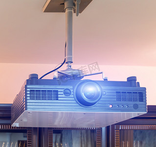 蓝光科技球摄影照片_会议厅内发出蓝光的电脑投影仪