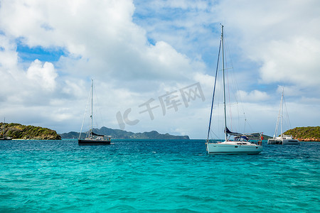 锚定摄影照片_绿松石海和锚定的游艇和双体船，多巴哥珊瑚礁，S