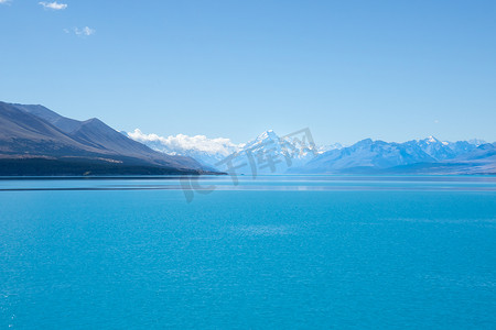 远山湖摄影照片_绿松石湖普卡基，新西兰。