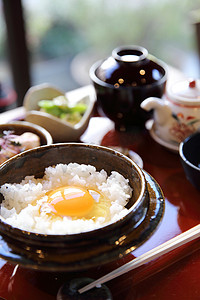 日本传统食物混合生鸡蛋和米饭