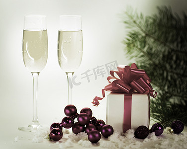 香槟图案摄影照片_两杯香槟和准备迎接新年的礼物