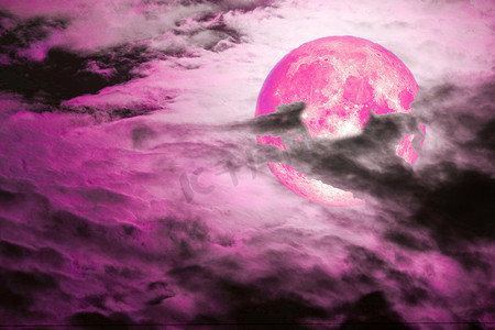 粉红色的月亮背面轮廓彩色堆云在夜空