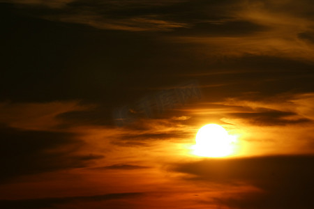 海上的鸟摄影照片_太阳黎明在海上剪影群飞鸟在天空线上