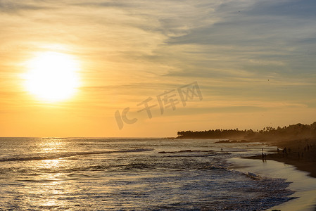 印度尼西亚巴厘岛坎古海滩美丽的日落。