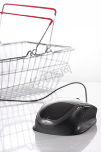 网络购物元素摄影照片_连接到购物篮的电脑鼠标