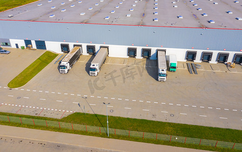 物流中心卡车和货物拖车卸载的鸟瞰图。