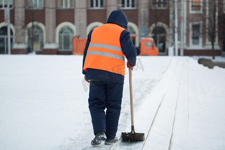 冬季，工人们清扫道路积雪，清理暴风雪道路