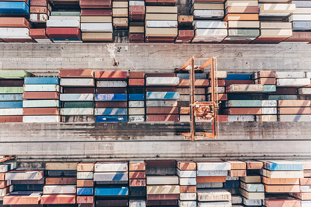 供应链脱链摄影照片_海运集装箱港口码头鸟瞰图。