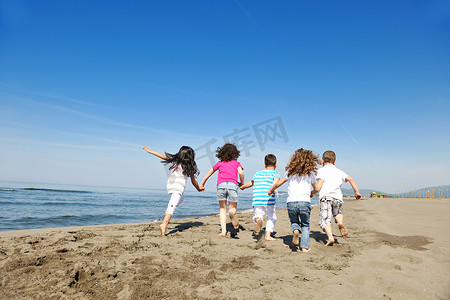 孩子在玩摄影照片_快乐的孩子们在沙滩上玩耍