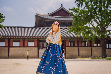 身着韩服的年轻白人女游客在景福宫。