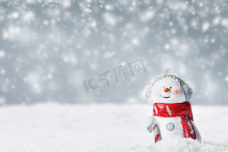冬天背景上的雪人玩具